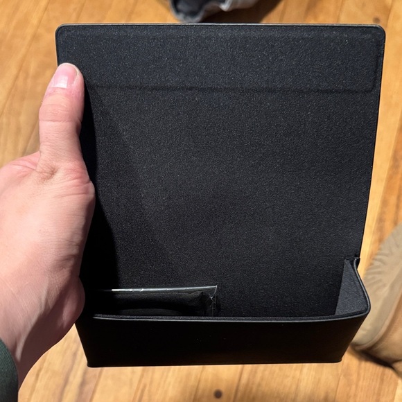 MaxMara Elegant Black Leather Glasses Case with Cleaning Cloth - Picture 2 of 2